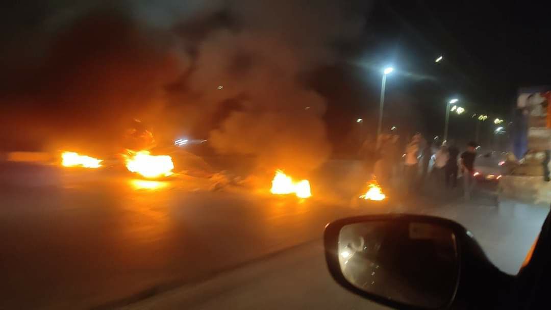 احتجاجات شعبية غاضبة تنديدًا بانقطاع الكهرباء في عدن