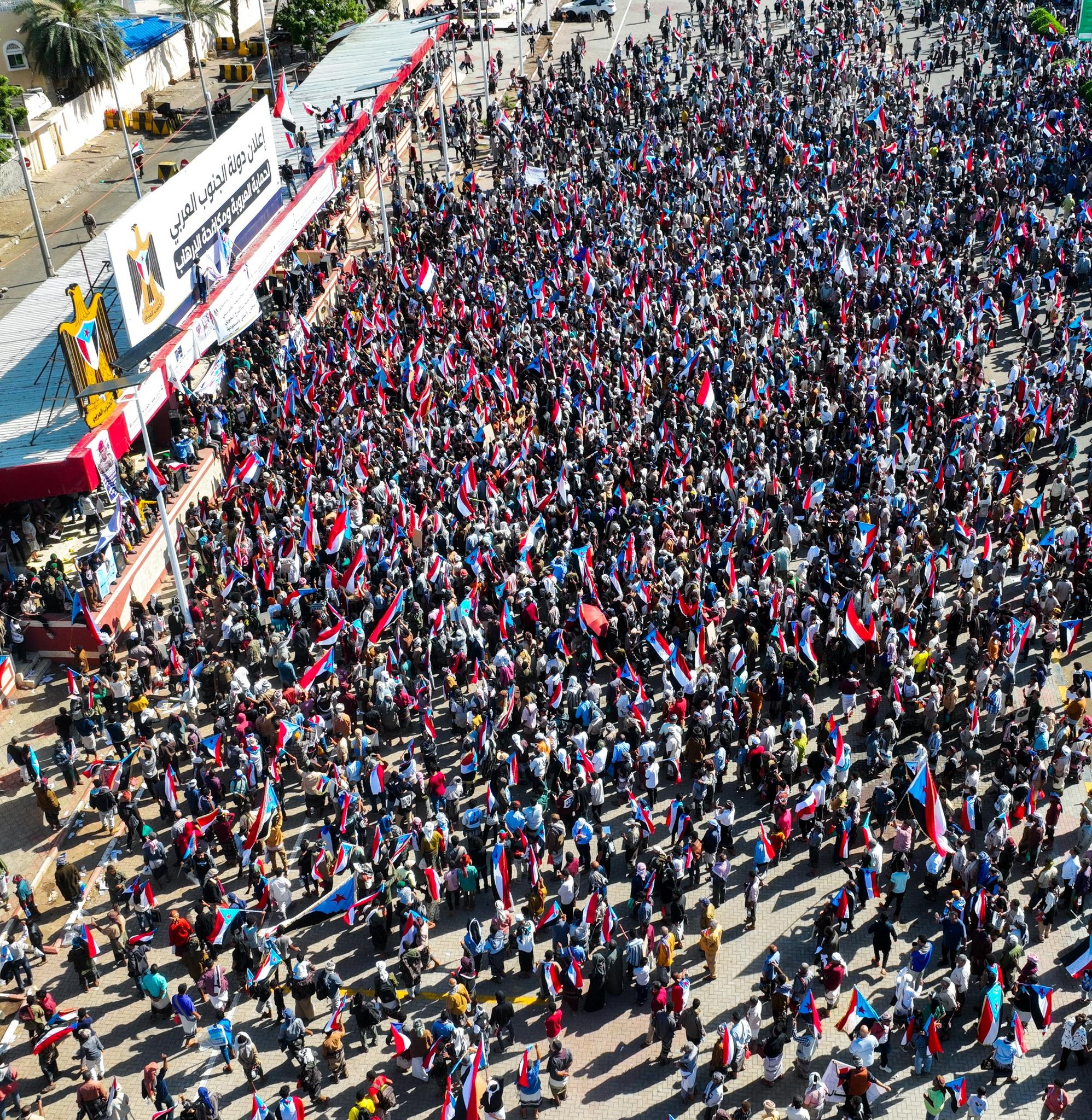 فعالية للانتقالي في عدن وسط اتهامات بالحشد المنظم ومحاولة إعادة تسويق الزبيدي