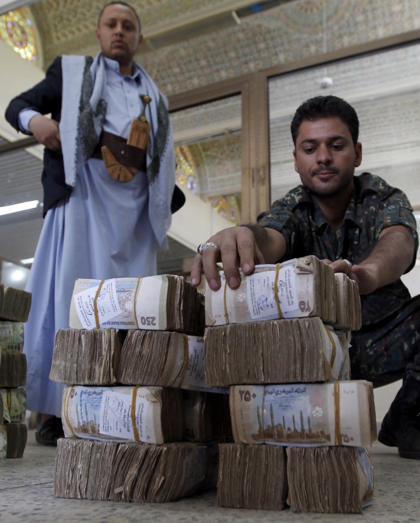 خبير اقتصادي: منع التعامل مع العملة الجديدة خطوة لتقسيم اليمن اقتصاديا