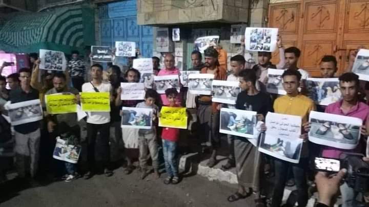 وقفة احتجاجية لأهالي ضحايا أمام مقر مسؤول أممي بتعز