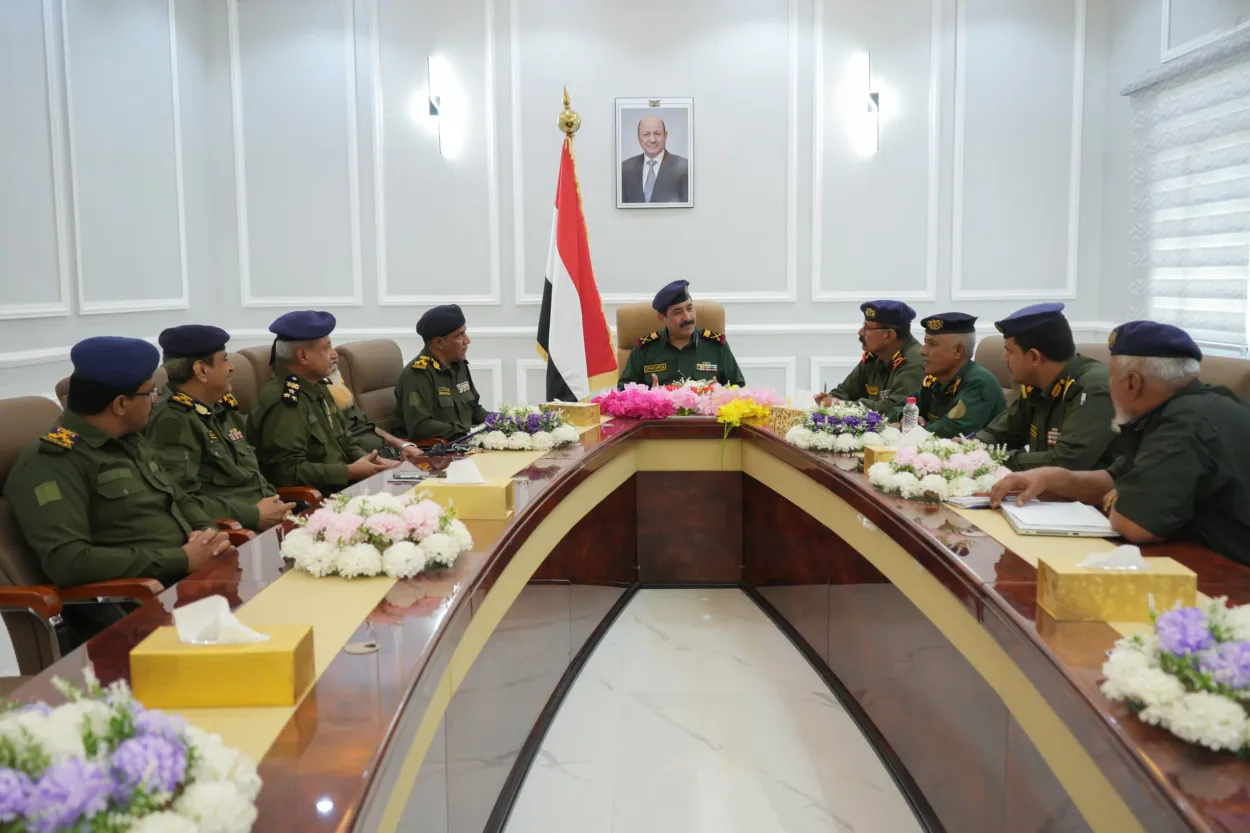 وزير الداخلية يشدد على رفع الجاهزية الأمنية وتعزيز حماية المدن والمناطق المحررة