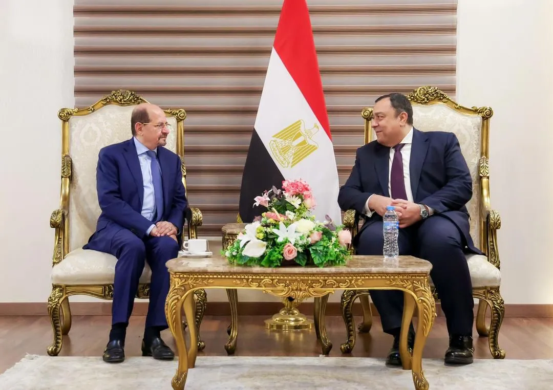 رئيس الوزراء الزنداني يصل القاهرة للمشاركة في الحوار الاستراتيجي اليمني–المصري