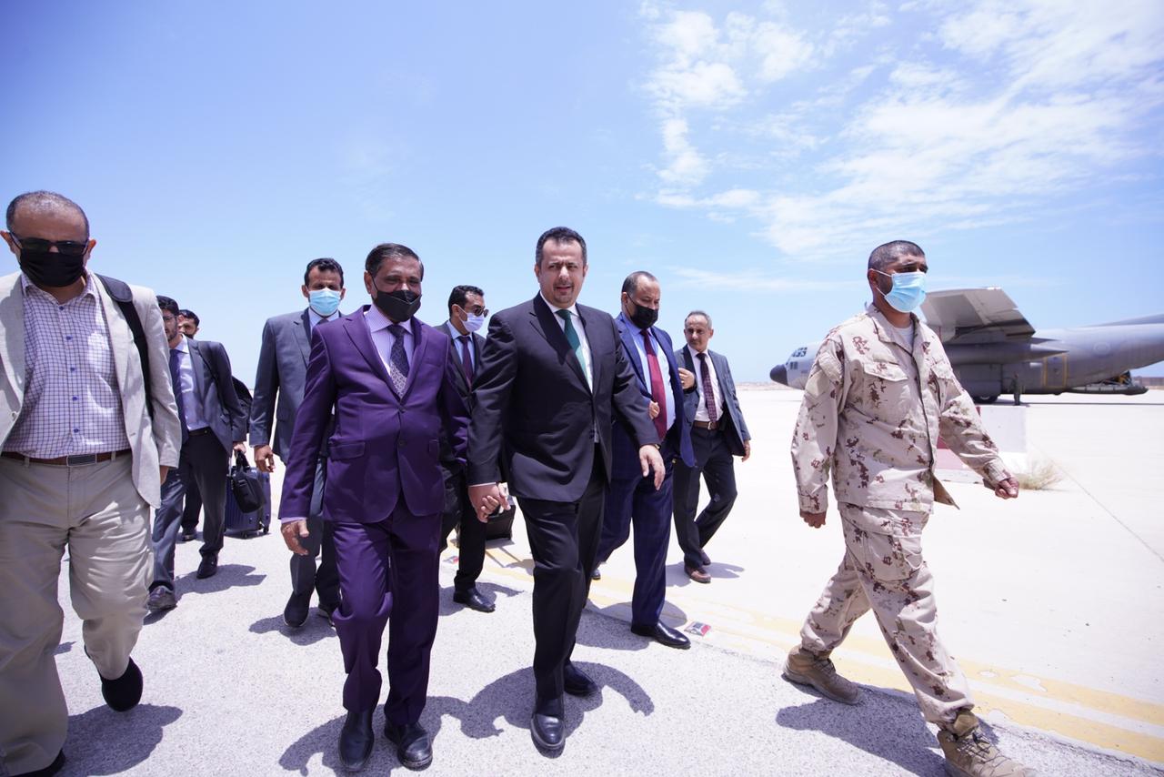 رئيس الحكومة وعدد من الوزراء يصلون محافظة حضرموت