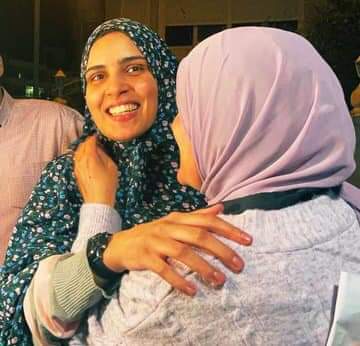 تفاعل عربي واسع  مع عودة أسيرة إلى عائلتها 
