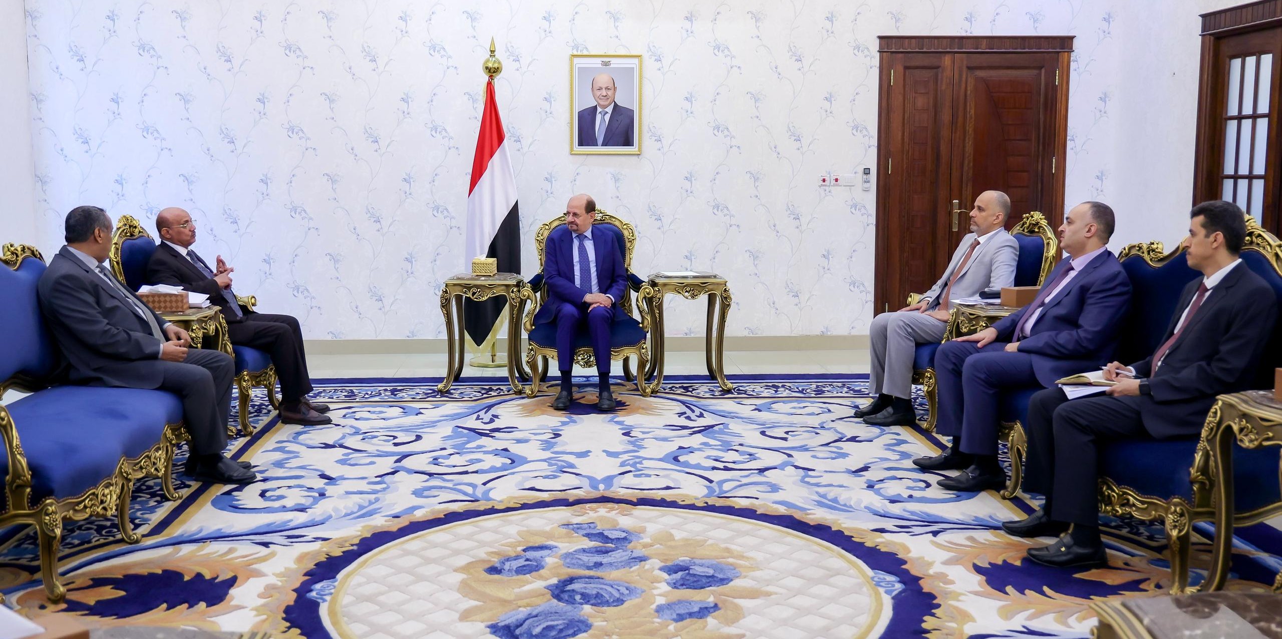 رئيس الوزراء د. الزنداني يوجه بتسليم مرتبات موظفي الدولة المدنيين والعسكريين بشكل عاجل