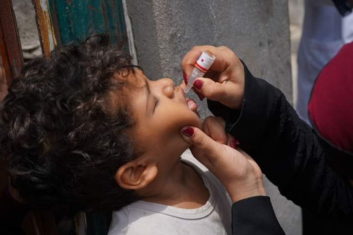 الصحة العالمية تواصل تطعيم الأطفال ضد الشلل في 12 محافظة يمنية