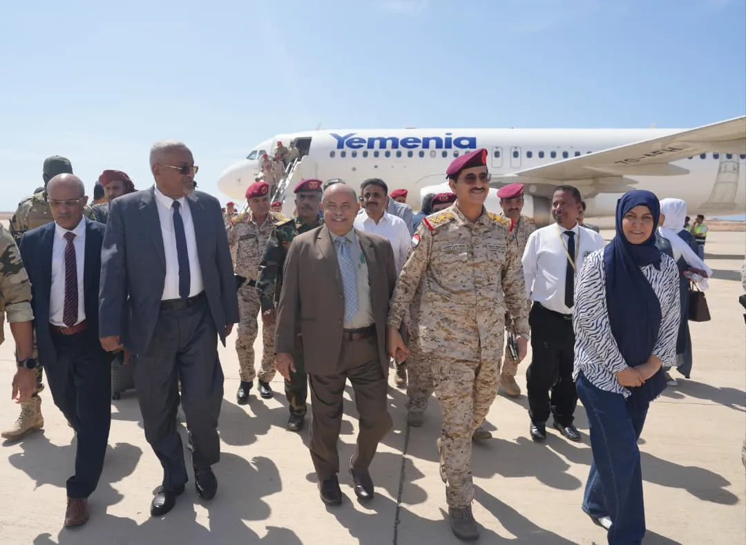 الخنبشي يستقبل وفدًا حكوميًا رفيعًا في المكلا لتعزيز التنسيق ودعم التنمية