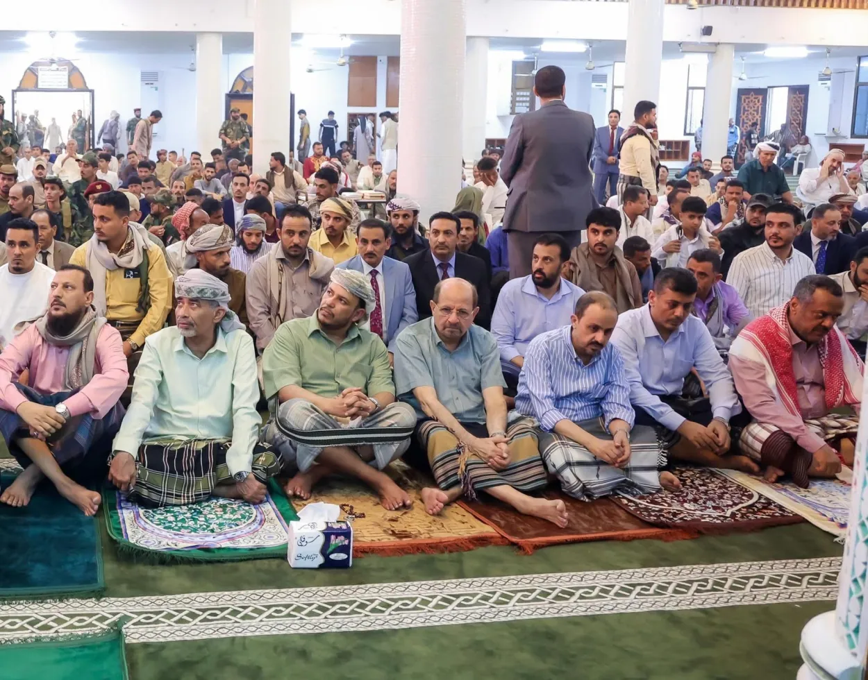 رئيس الوزراء الزنداني يؤدي صلاة عيد الأضحى في عدن ويؤكد مواصلة العمل لتخفيف معاناة المواطنين واستعادة الدولة