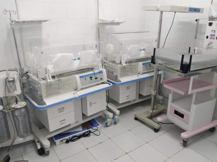 الصليب الأحمر يدعم أجهزة طبية للمواليد في الضالع