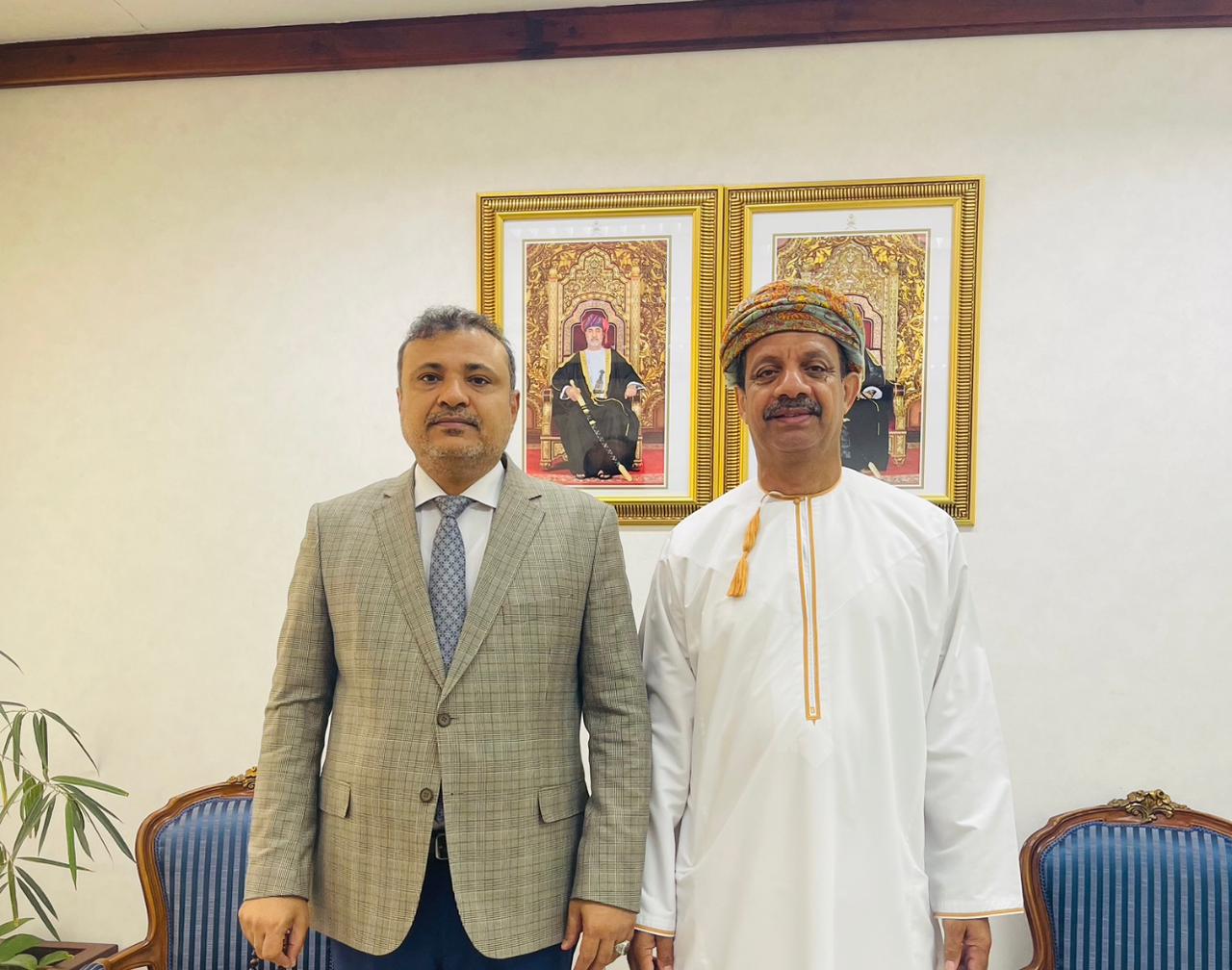 سفير اليمن في مسقط يبحث تعزيز التعاون الثقافي والتعليمي مع الخارجية العُمانية
