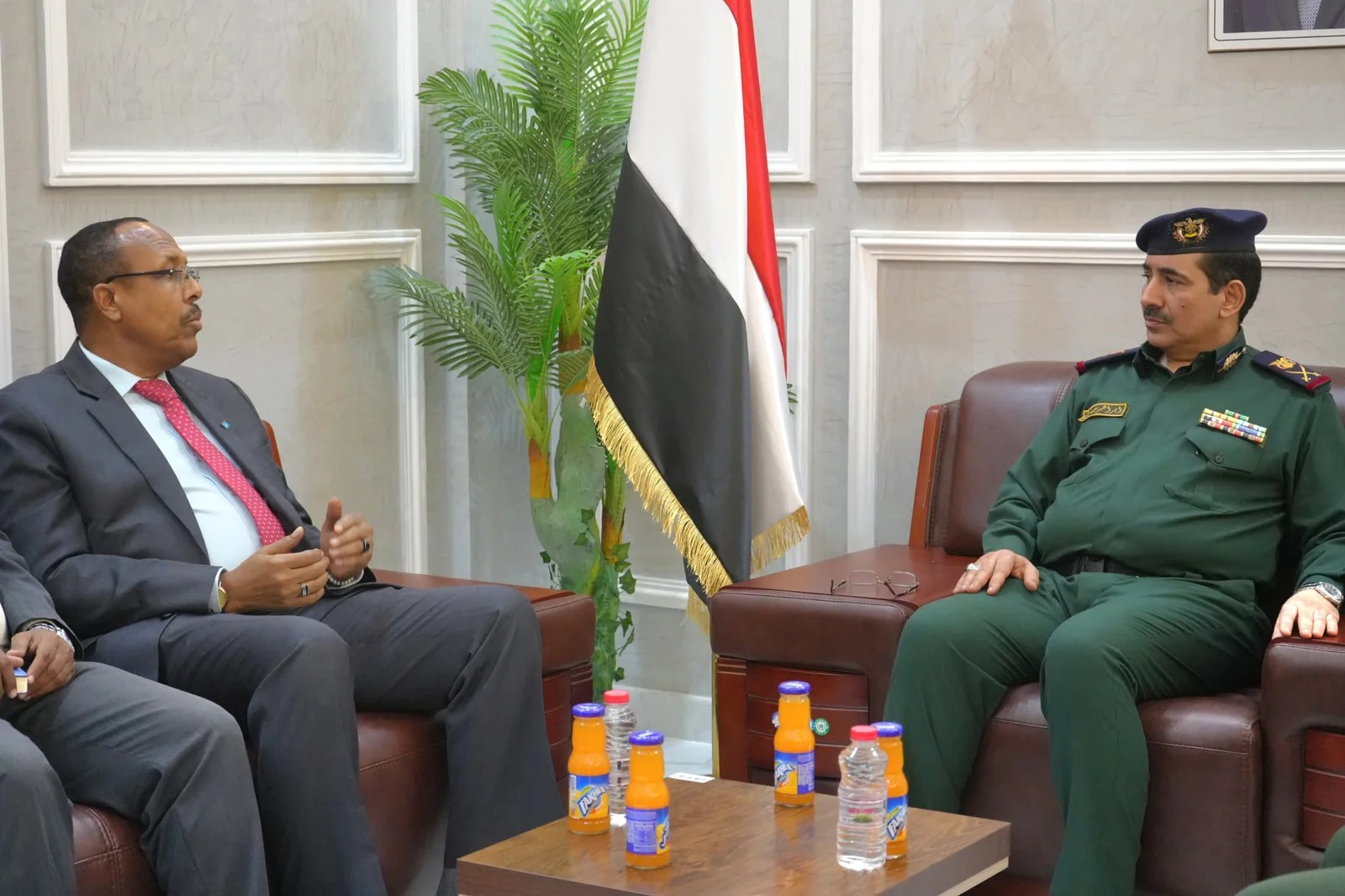 وزير الداخلية يبحث مع السفير الصومالي سبل تعزيز التعاون الأمني ومواجهة التهديدات المشتركة