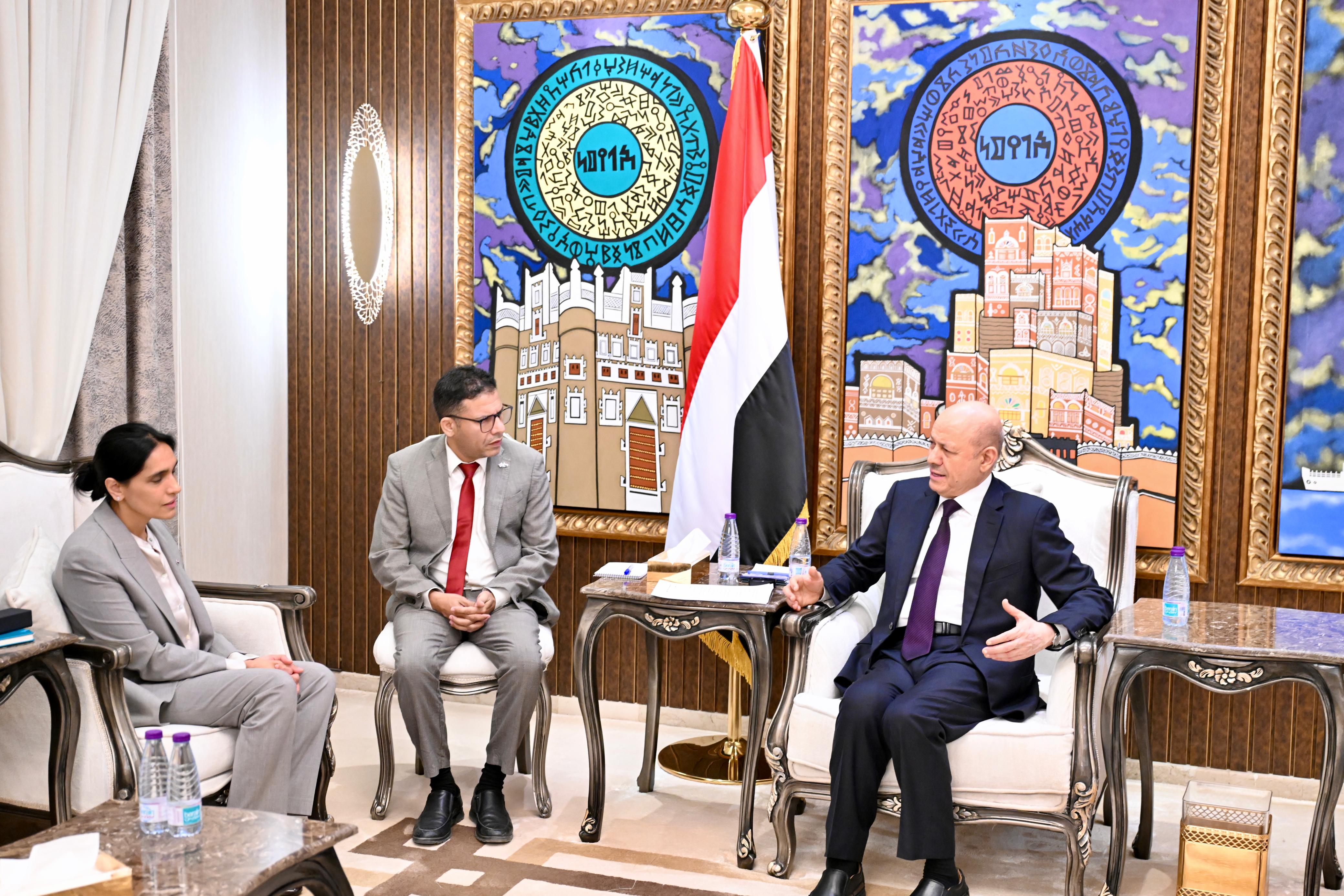 رئيس مجلس القيادة الرئاسي يستقبل السفيرة البريطانية ويبحث تعزيز العلاقات والدعم للإصلاحات