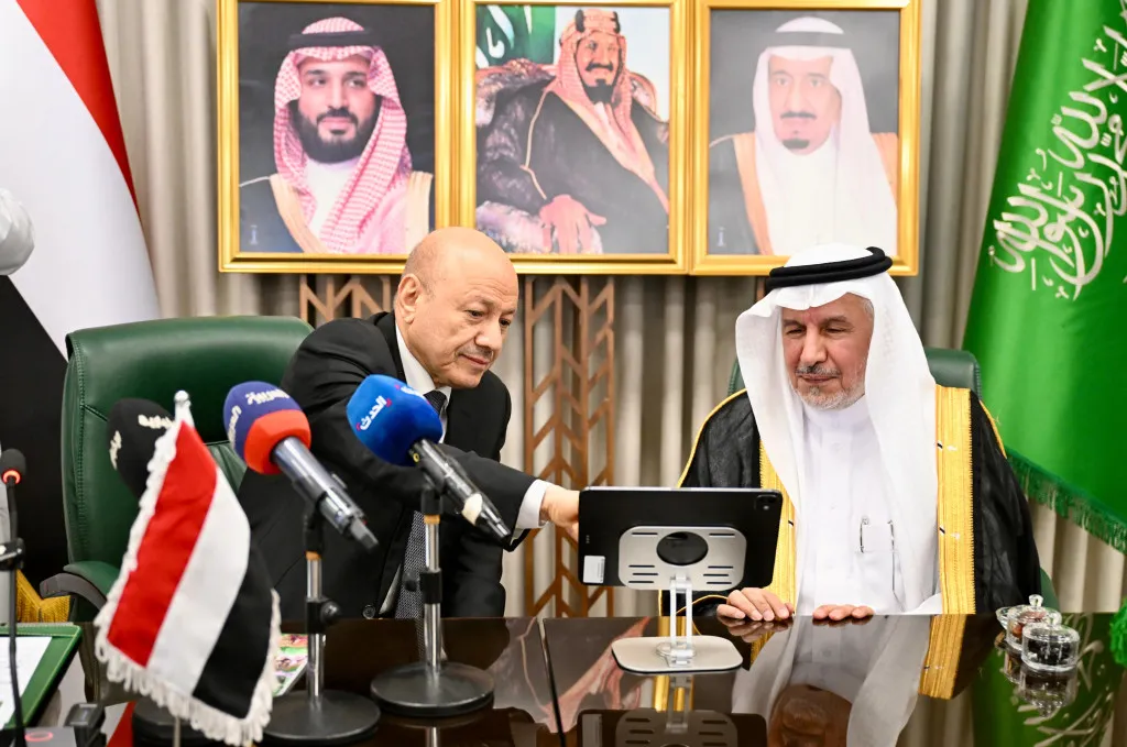 الرئيس العليمي يدشن تسعة مشاريع إغاثية ومائة مشروع تطوعي سعودي في اليمن