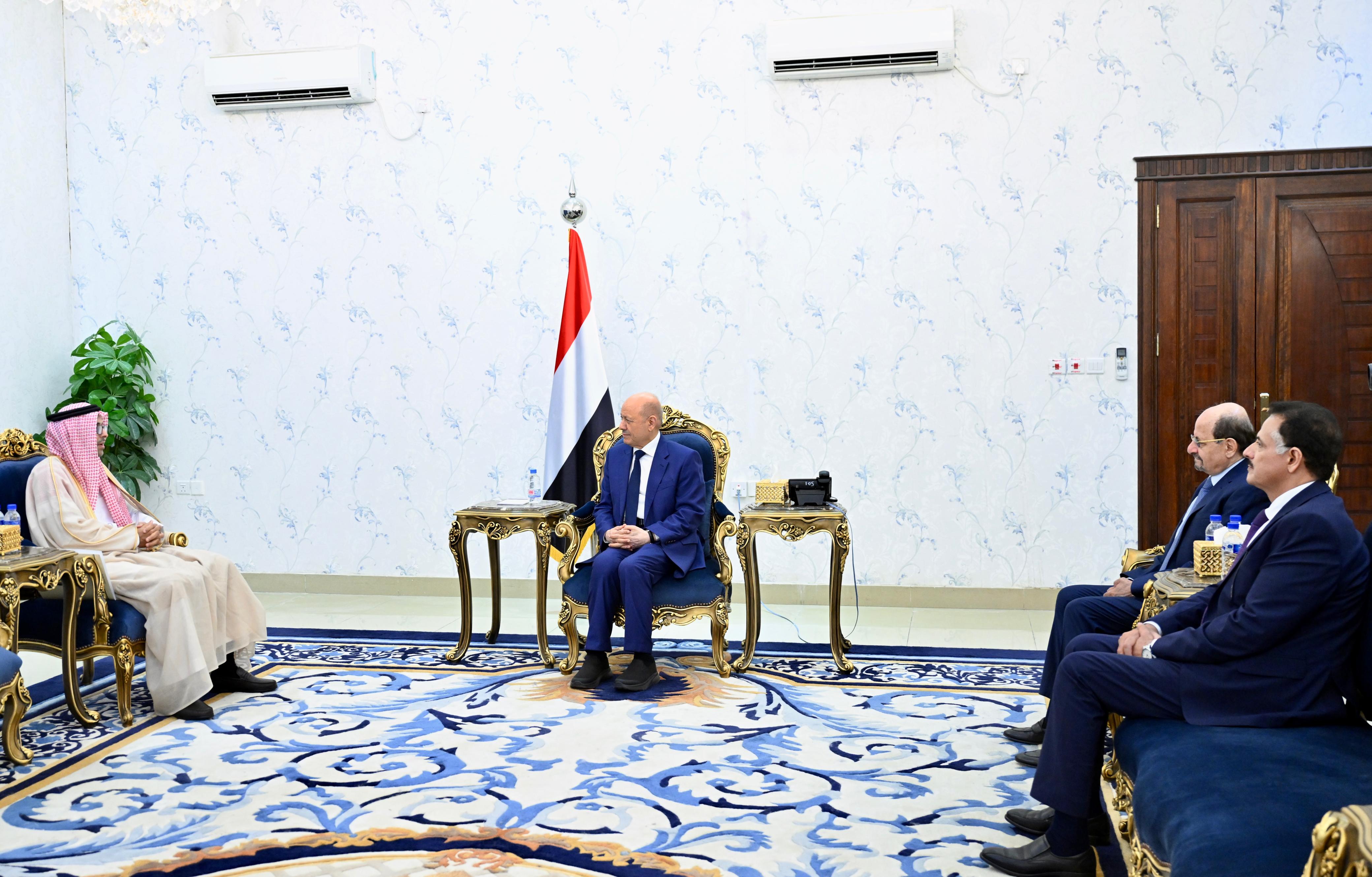 العليمي يبحث مع سفير مجلس التعاون تطورات الأوضاع وجهود دعم الإصلاحات الاقتصادية