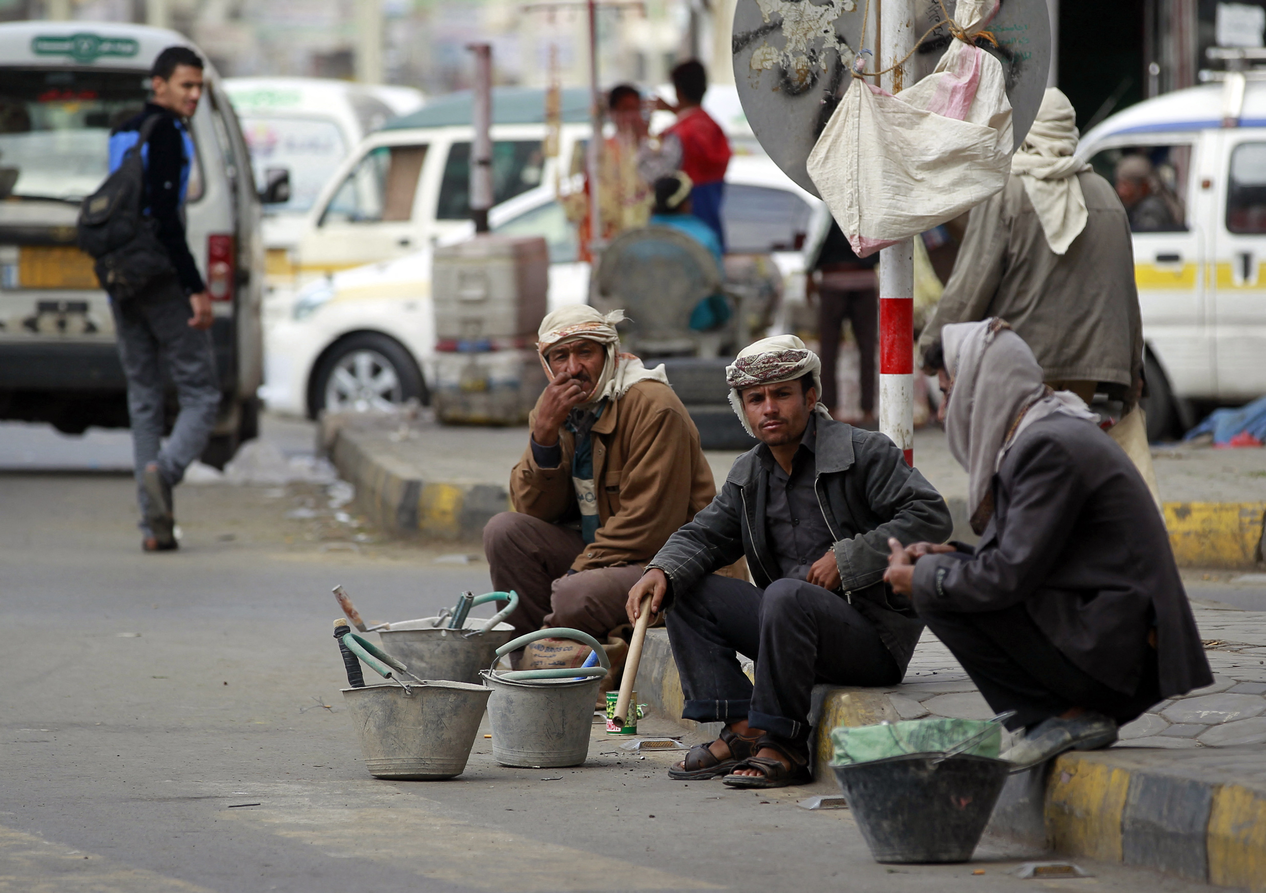 البطالة ترهق اليمنيين مع انحسار التشغيل وتصاعد الأزمات