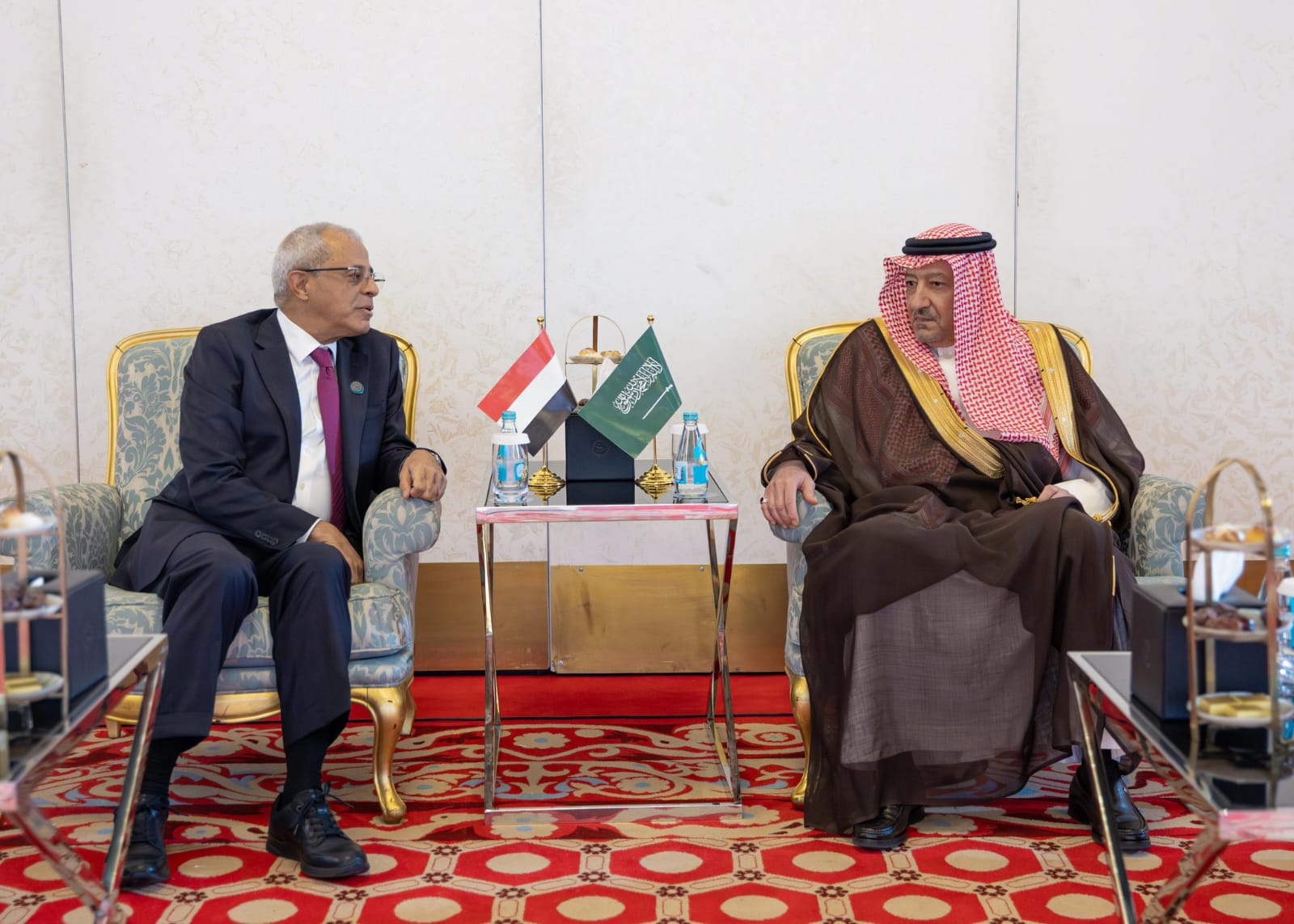 نائب وزير الخارجية يبحث مع نظيره السعودي تعزيز العلاقات الثنائية والتطورات الإقليمية