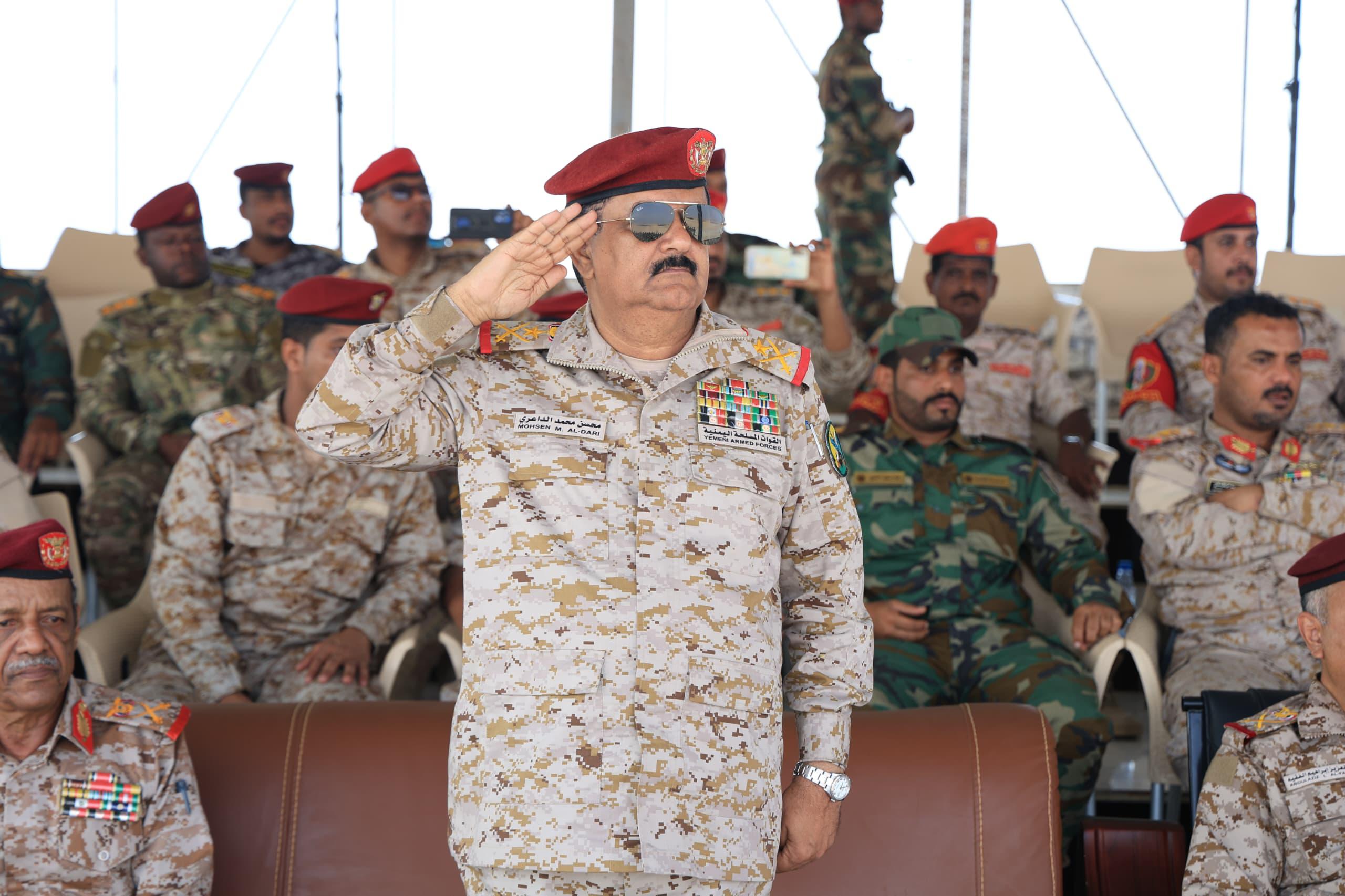 وزير الدفاع يشهد عرضا عسكريا في المكلا ويشيد بجاهزية المنطقة العسكرية الثانية