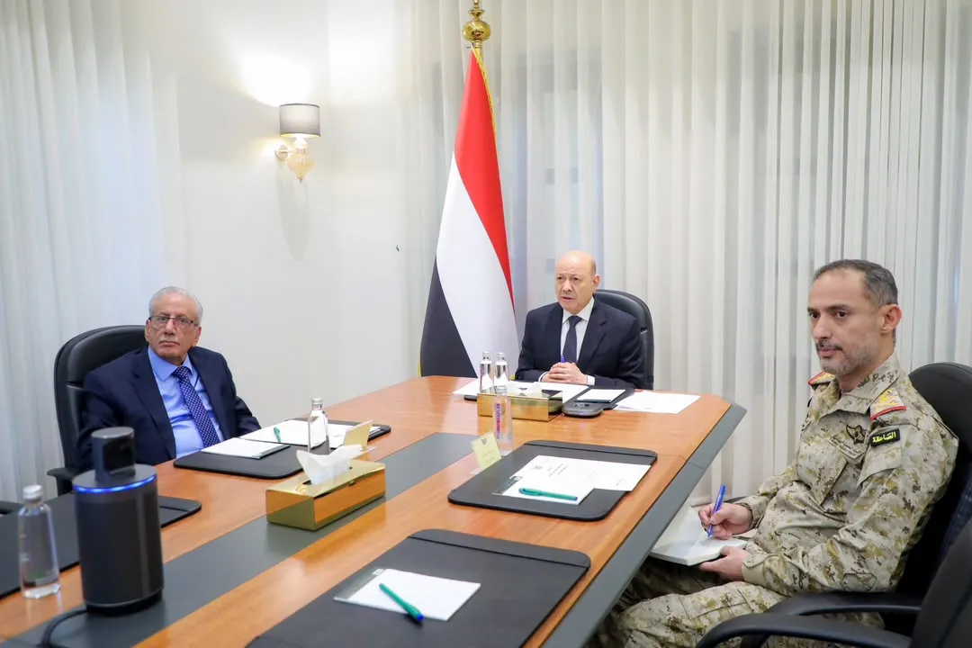 العليمي يشيد بأداء القوات المسلحة بحضور مستشار القائد الأعلى للقوات المسلحة هاشم الأحمر