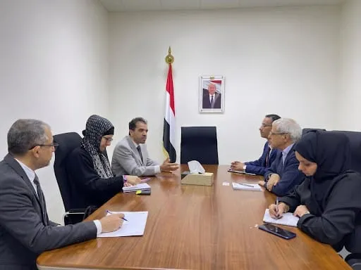نائب وزير الخارجية يلتقي رئيس بعثة الصليب الأحمر في عدن ويبحث تعزيز التعاون الإنساني