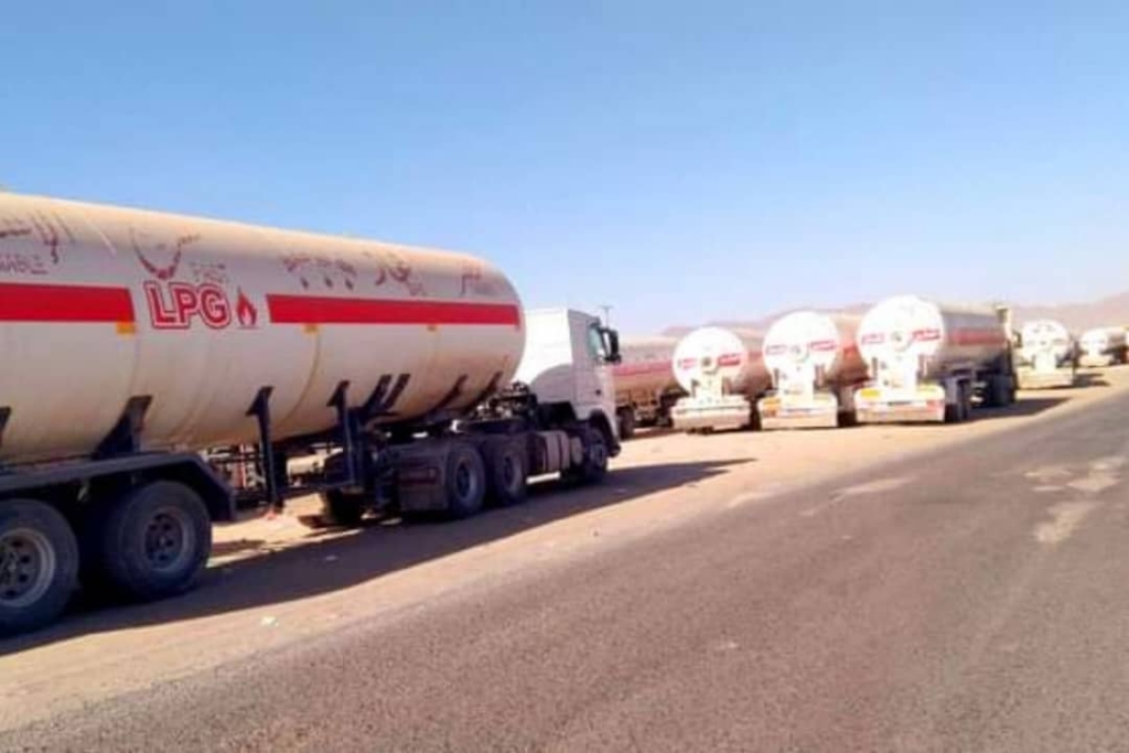 قوات الحزام الأمني تحتجز مقطورات غاز في أبين بسبب رفض دفع جبايات جديدة