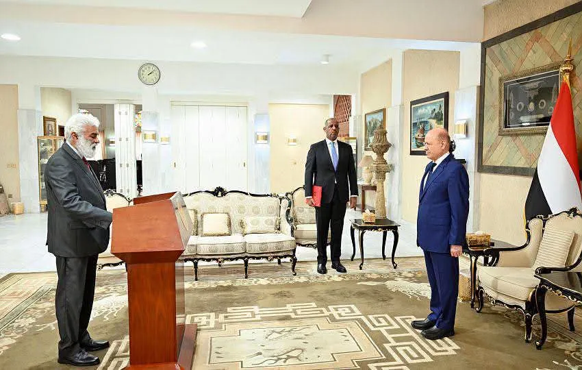 الفقمي يتسلم مهامه وزيراً للتخطيط.. والعليمي يوجه بإعادة تنشيط الشراكات الدولية ودعم مسار التعافي