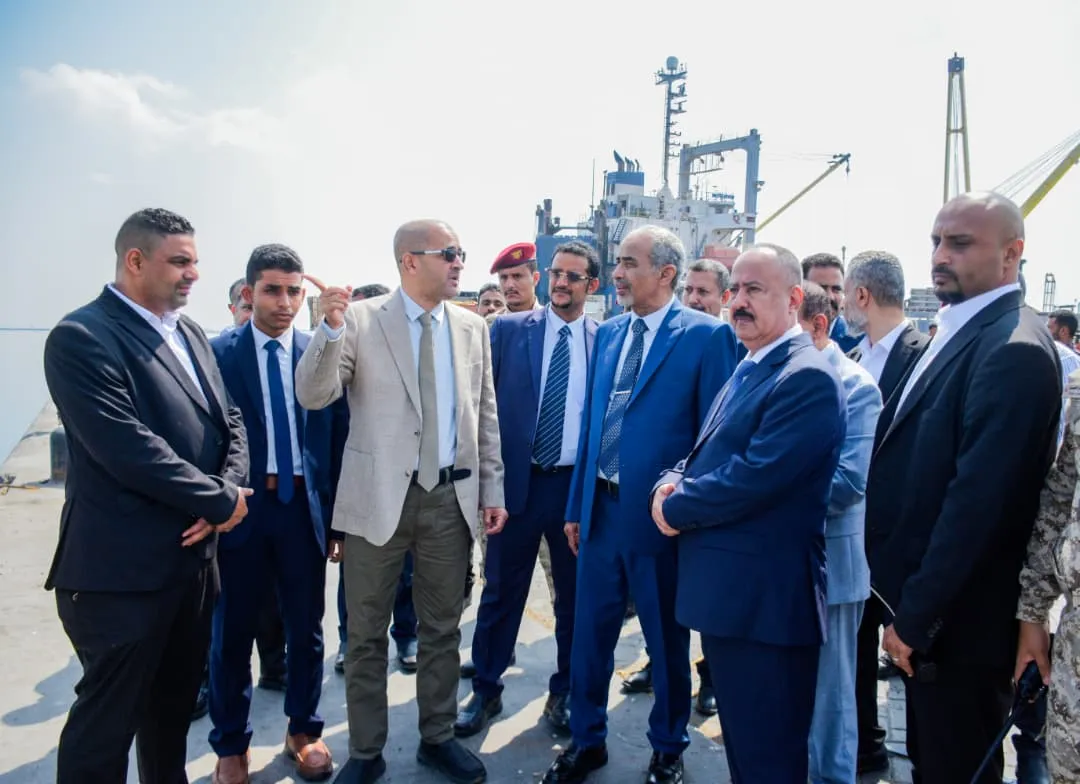 الصبيحي يتفقد وزارة النقل وميناء المعلا ومطار عدن ويشدد على تطوير الخدمات